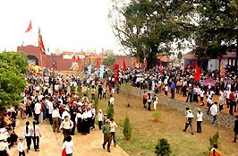 Lễ hội đền Hoàng Công Chất.