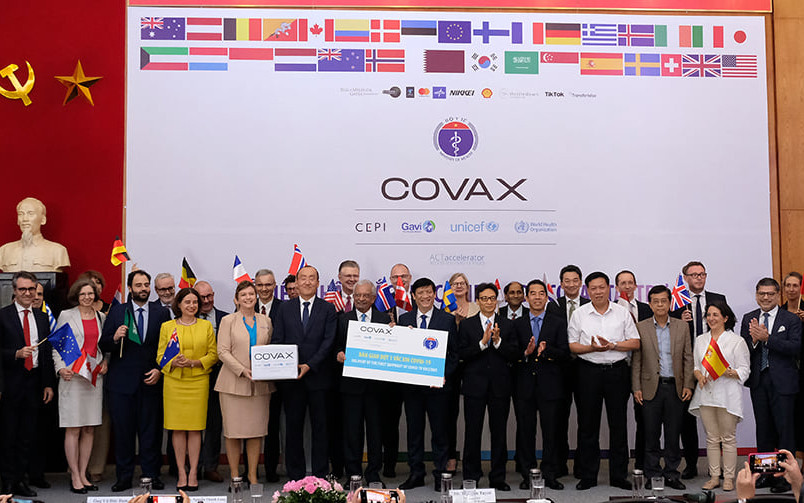 Việt Nam tiếp nhận lô vaccine phòng Covid-19 đầu tiên từ hỗ trợ của COVAX Facillity. (Ảnh: TRẦN MINH)