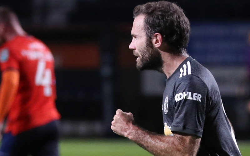 Juan Mata tỏa sáng trong chiến thắng trước Luton ở League Cup. 