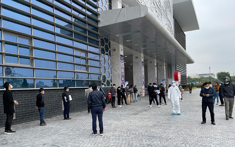 Học sinh, sinh viên Hải Dương chờ xét nghiệm Sars-CoV2 tại Trung tâm Văn hoá Xứ Đông.