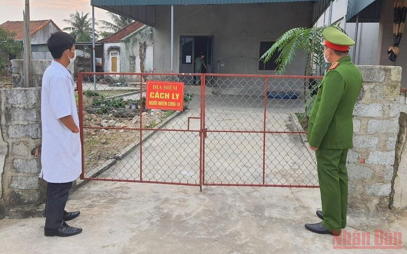 Lực lượng chức năng thường xuyên hỗ trợ, giám sát các trường hợp cách ly, điều trị Covid-19 tại nhà. (Ảnh: TUẤN QUANG) 