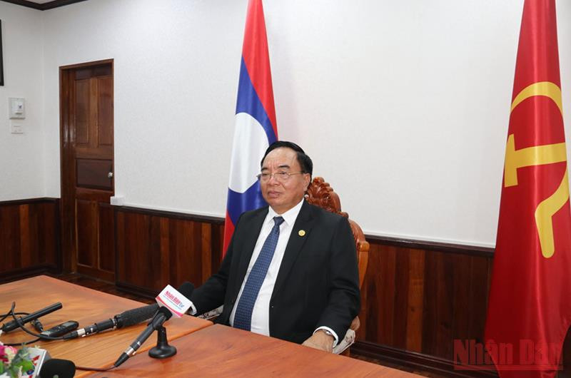 Bộ trưởng Khamjane Vongphosy khẳng định, nhân dân Lào và Việt Nam luôn kề vai sát cánh, hạt gạo cắn đôi, cọng rau bẻ nửa, không ngại khó khăn vất vả cho tới ngày hôm nay. (Ảnh: XUÂN SƠN)