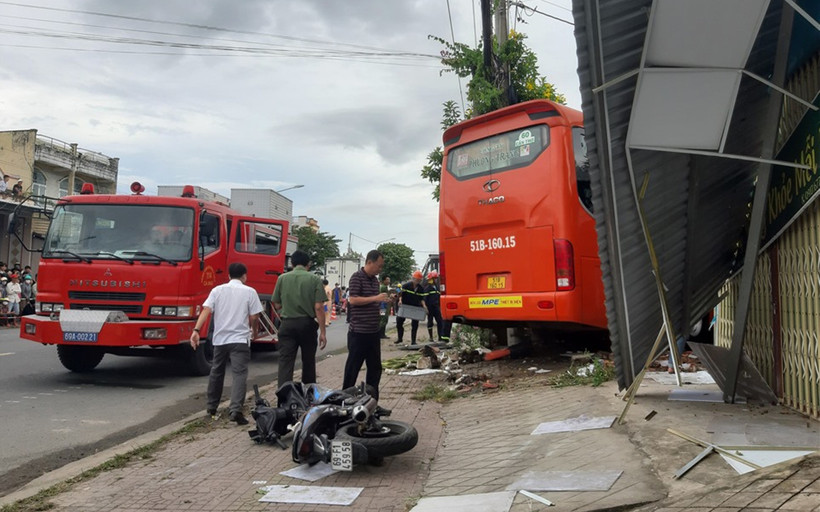 Xe chở khách gây tai nạn, đâm vào nhà dân tại TP Cà Mau, tỉnh Cà Mau mới đây. Ảnh: Nhật Hồ