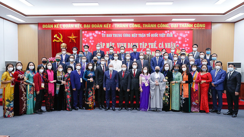 Các đại biểu chụp ảnh lưu niệm tại buổi gặp mặt. (Ảnh: Quang Vinh)