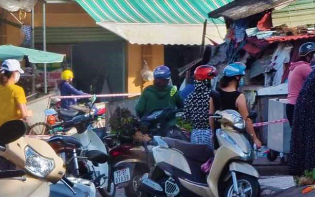 Người dân tụ tập mua bán hàng hóa tại khu vực chợ Ga Nam Lý, TP Đồng Hới.