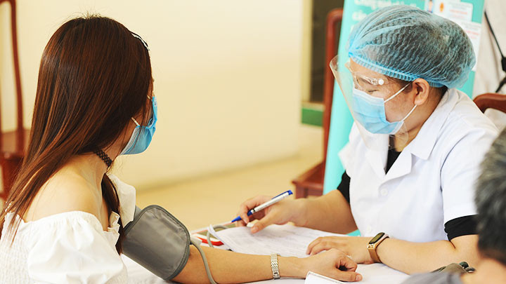 Khám sàng lọc trước khi tiêm. Ảnh: H.NAM