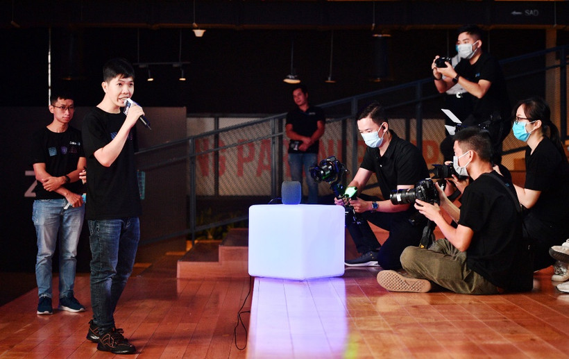 Anh Nguyễn Trường Sơn và anh Nguyễn Khánh Duy demo loa Kiki tại sự kiện.