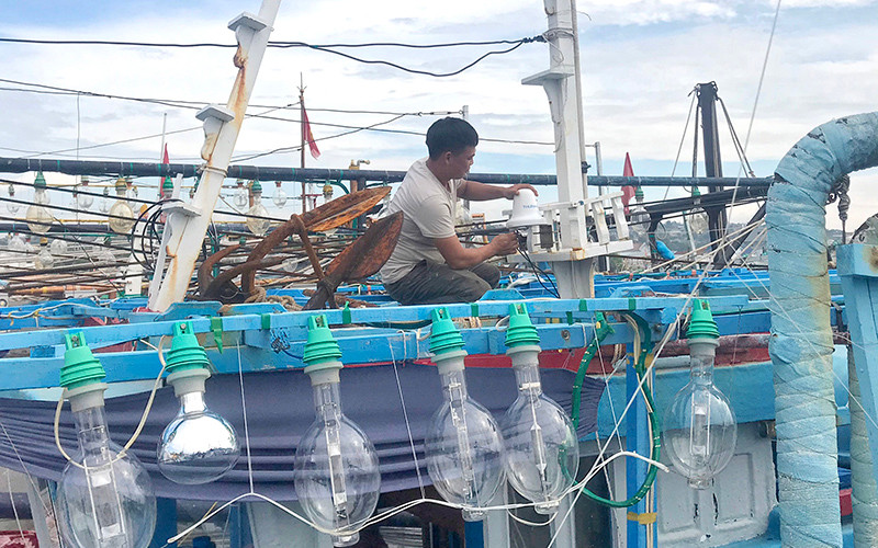 Ngư dân lắp đặt thiết bị giám sát hành trình trên tàu khai thác xa bờ.