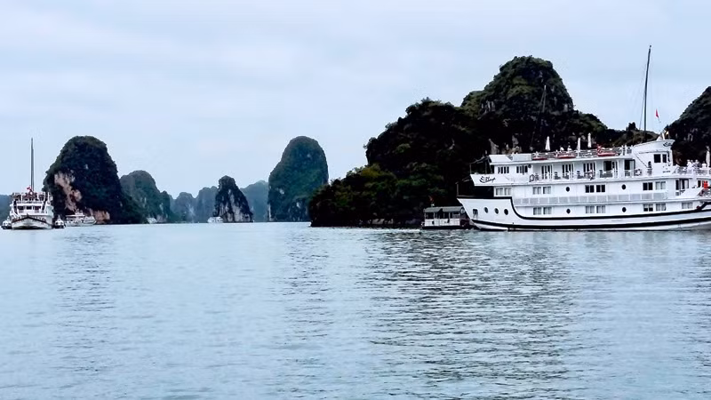 Tàu du lịch trên biển Cát Bà.