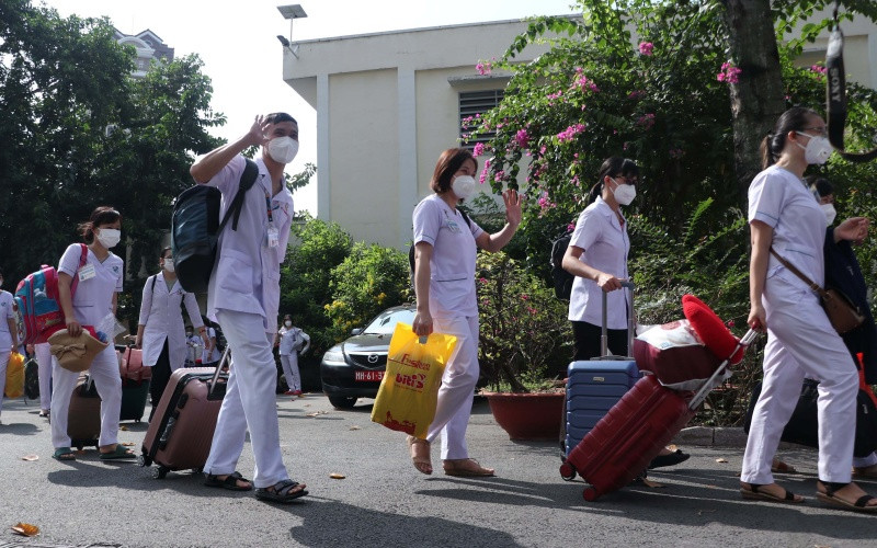 Lực lượng y tế Bệnh viện Quân y 175 lên đường tăng cường cho các địa phương trên địa bàn Thành phố Hồ Chí Minh.