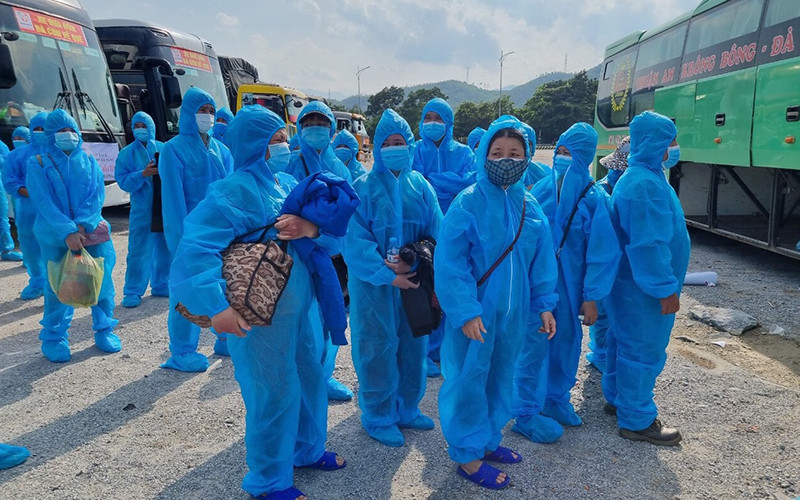 Những chuyến xe đưa người dân về qua TP Đà Nẵng, xuất phát từ Trạm trung chuyển hầm Hải Vân.