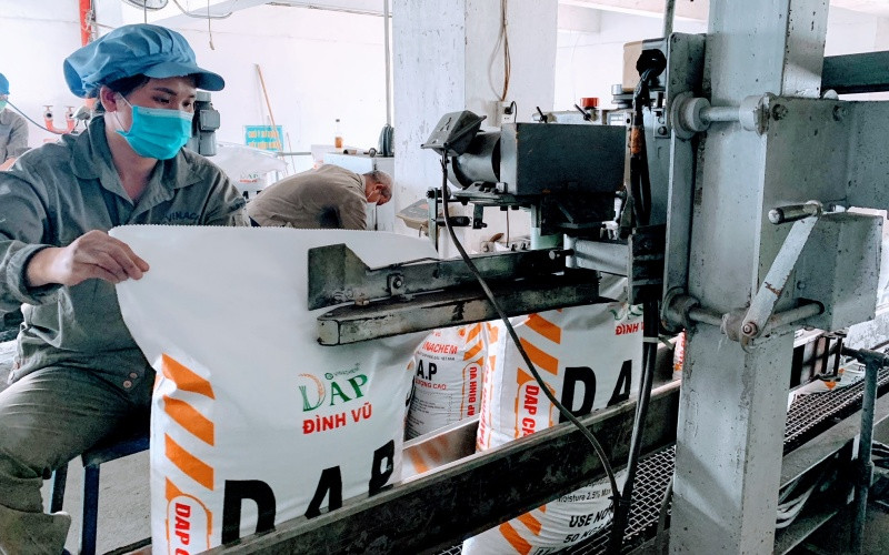 Các dây chuyền đóng gói phân bón DAP đang tấp nập là thế, giờ cũng phải ngừng hoạt động do thiếu quặng. 