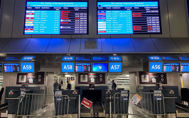 Bảng điện tử báo hoãn chuyến bay từ sân bay quốc tế O.R. Tambo (Johannesburg, Nam Phi) tới London - Heathrow (Anh), ngày 26/11. (Ảnh: Reuters)