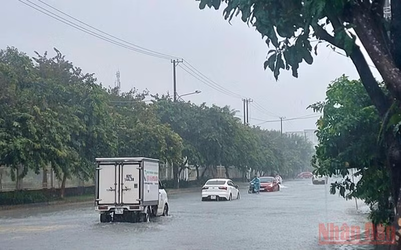 Nhiều tuyến đường nội thị ở TP Tam Kỳ bị ngập nước.