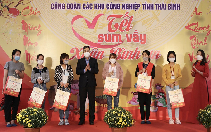 Bí thư Tỉnh ủy Thái Bình Ngô Đông Hải trao quà Tết cho công nhân lao động Công ty Trách nhiệm hữu hạn TAV.