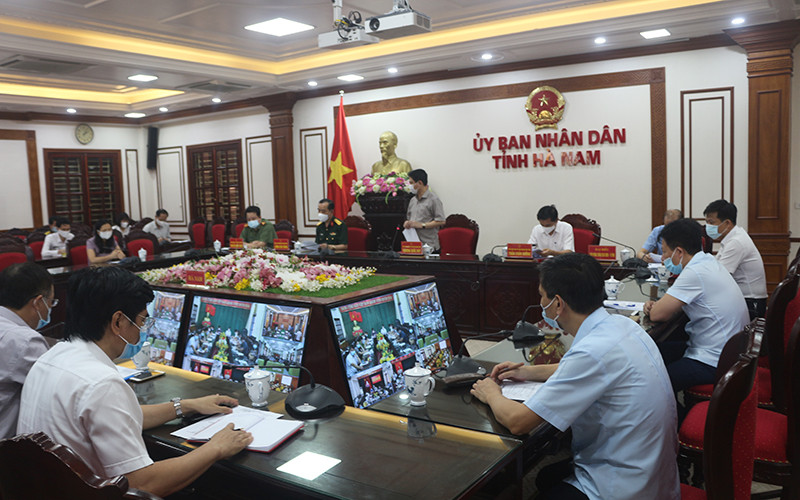 Đồng chí Trương Quốc Huy, Chủ tịch UBND tỉnh Hà Nam chủ trì cuộc họp trực tuyến về phòng chống dịch Covid-19
