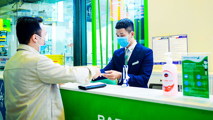 Bên cạnh việc tăng phụ phí, hiện các hãng hàng không đều có chính sách hoàn vé cho hành khách vì dịch bùng phát.