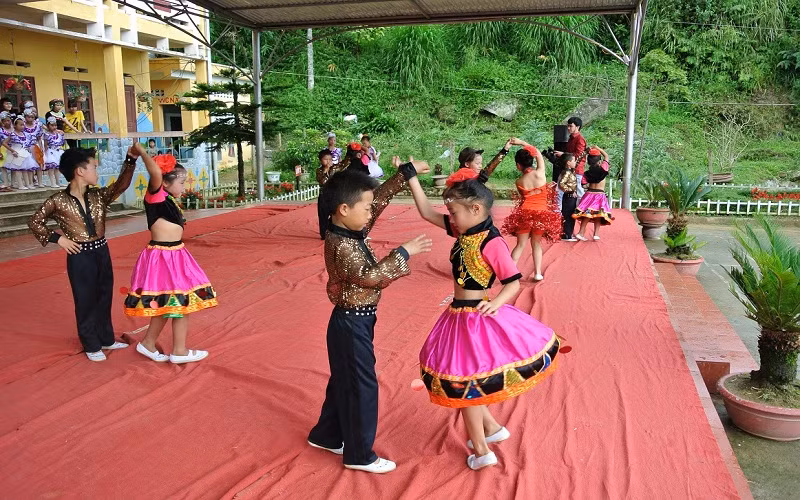 Học sinh Trường tiểu học Trung Chải (Sa Pa, Lào Cai) tham gia các hoạt động ngoài giờ lên lớp.