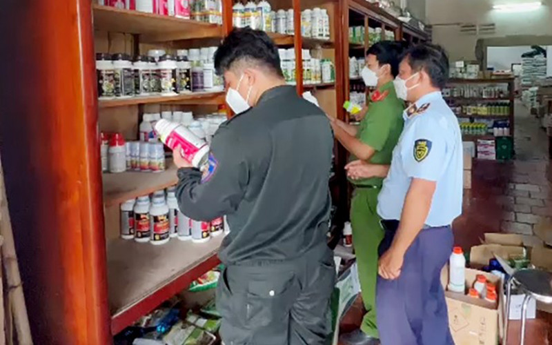 Ngành chức năng tỉnh An Giang kiểm tra, thu giữ nhiều thuốc bảo vệ thực vật không rõ nguồn gốc.