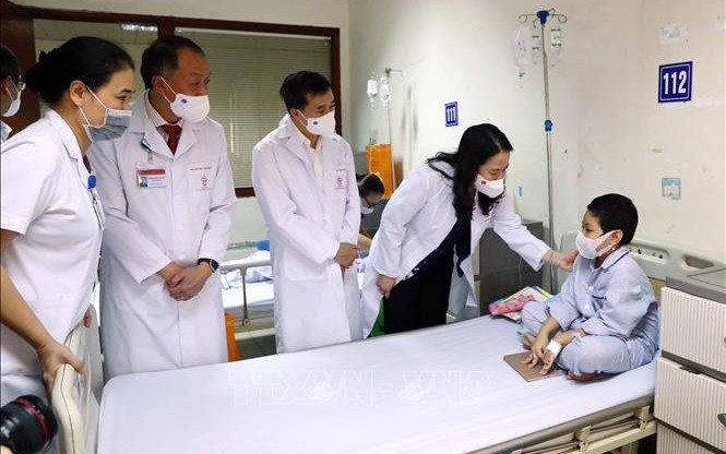 Phó Chủ tịch nước Võ Thị Ánh Xuân thăm hỏi bệnh nhi đang điều trị nội trú. (Nguồn: NFVC)