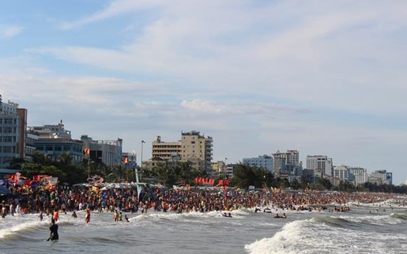 Du khách khá đông trên bãi tắm ở Sầm Sơn.