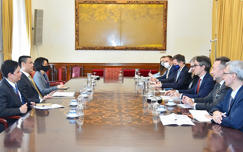 Thứ trưởng Ngoại giao Đặng Hoàng Giang tiếp Đại sứ Liên minh Châu Âu (EU) và một số Đại sứ các nước thành viên EU tại Việt Nam. (Ảnh: Bộ Ngoại giao)