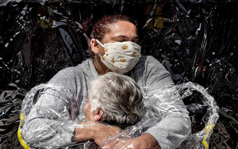 “Cái ôm đầu tiên” giữa đại dịch đoạt Giải Ảnh Báo chí thế giới