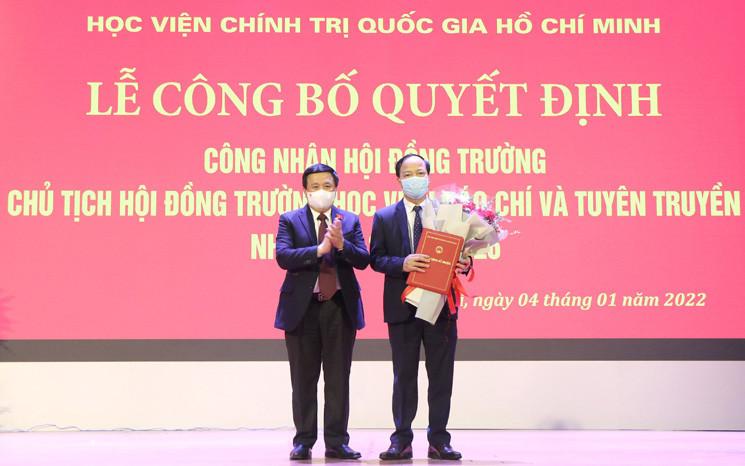GS,TS. Nguyễn Xuân Thắng, Ủy viên Bộ Chính trị, Giám đốc Học viện Chính trị quốc gia Hồ Chí Minh, Chủ tịch Hội đồng lý luận Trung ương, chúc mừng PGS,TS. Mai Đức Ngọc, Chủ tịch Hội đồng trường Học viện Báo chí và Tuyên truyền nhiệm kỳ 2021-2026 (Ảnh: AJC).