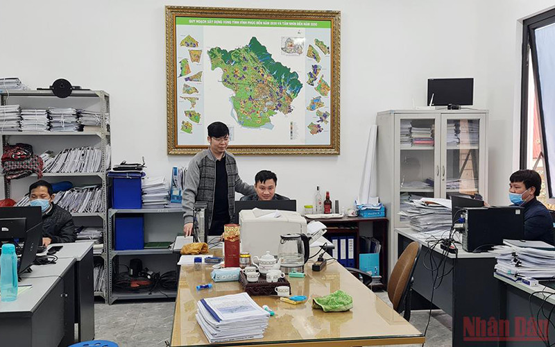 Cán bộ, kỹ sư sẵn sàng đảm nhiệm các công việc mới và khó. (Ảnh: HỒNG HÀ)