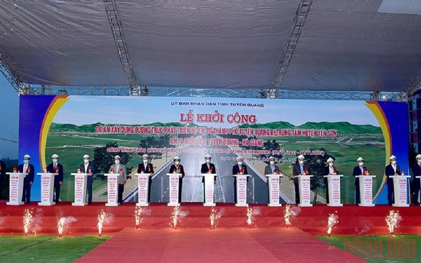 Các đại biểu ấn nút khởi công dự án. (Ảnh: HẢI CHUNG)