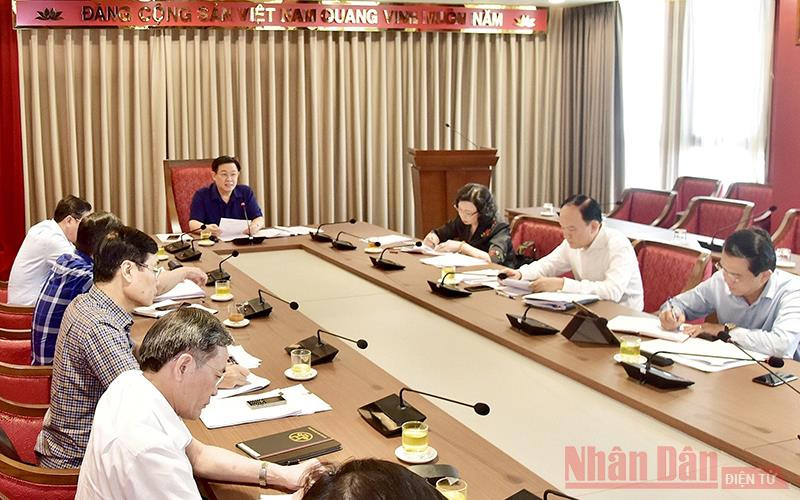 Đồng chí Vương Đình Huệ, Ủy viên Bộ Chính trị, Bí thư Thành ủy phát biểu tại buổi làm việc. Ảnh: Duy Linh.