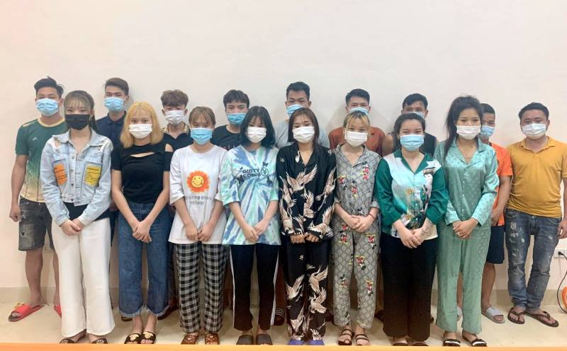 Các đối tượng tụ tập trong quán Hát cho nhau nghe.