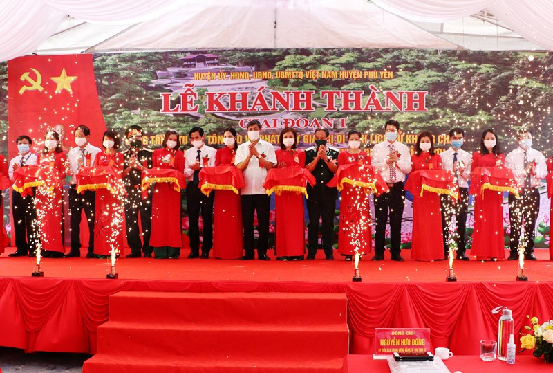 Cắt băng khánh thành công trình.