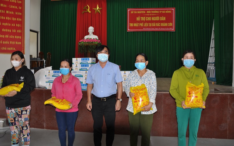 Giám đốc Sở Tài nguyên và Môi trường Đà Nẵng Tô Văn Hùng trao quà hỗ trợ người dân mưu sinh khu vực bãi rác Khánh Sơn.