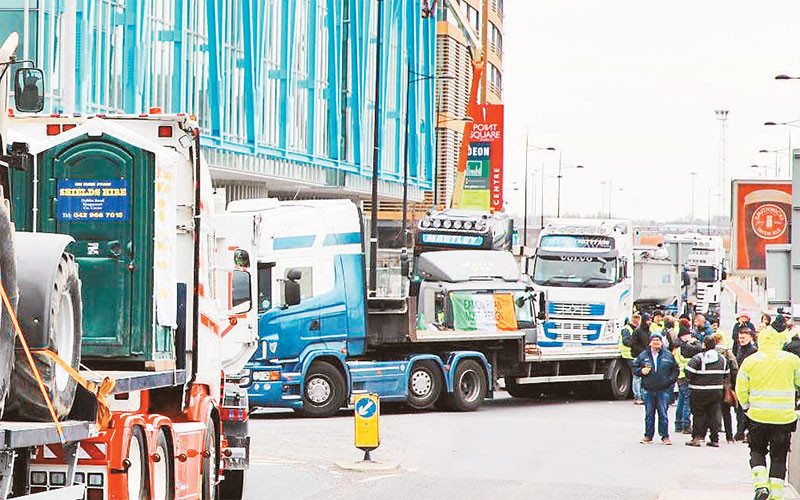 Lái xe tại Ireland kêu gọi chính phủ can thiệp giảm giá nhiên liệu. (Ảnh TÂN HOA XÃ) 