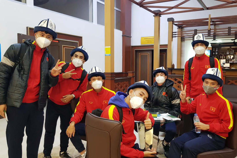 Các cầu thủ U23 Việt Nam thích thú với chiếc mũ kalpak truyền thống của Kyrgyzstan.