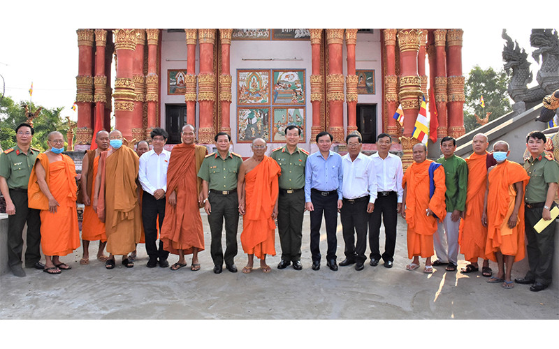 Đoàn công tác cùng các chức sắc, chư tăng đồng bào dân tộc Khmer tỉnh Bạc Liêu. (Ảnh: Trọng Nguyễn)
