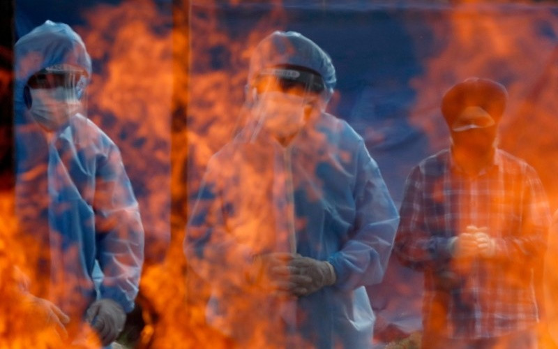 Số người chết tăng vọt đang gây sức ép lớn lên công suất hoạt động của các cơ sở hỏa táng. (Ảnh: Reuters)