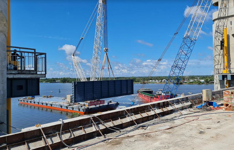 Lắp đặt cửa van cuối cùng Dự án cống Cái Lớn.