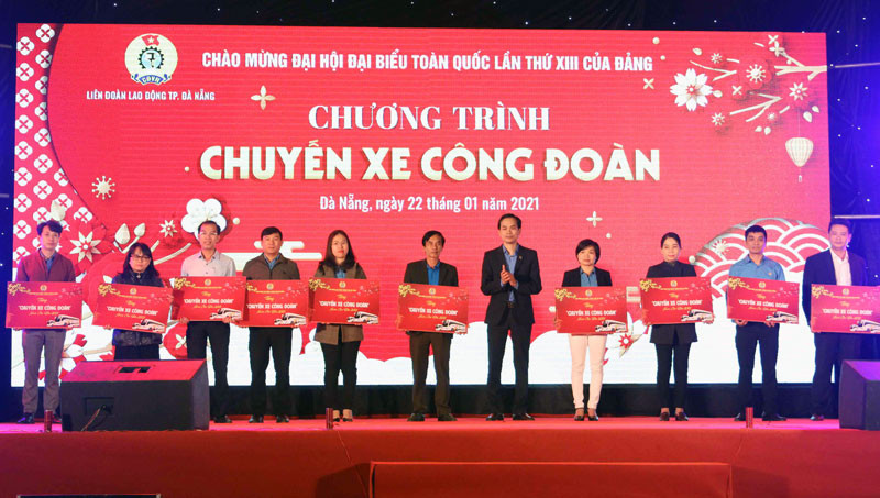 Trao hỗ trợ chuyến xe công đoàn.