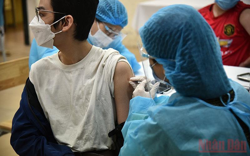 Tiêm vaccine cho học sinh PTTH tại Hà Nội. (Ảnh: MINH DUY)