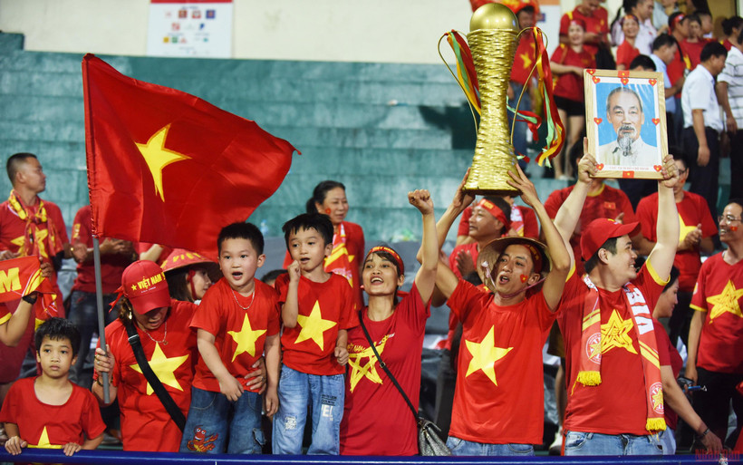 Người hâm mộ hân hoan sau chiến thắng của đội tuyển Việt Nam. (Ảnh: TRẦN HẢI)