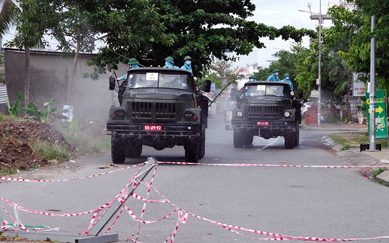 Bộ Chỉ huy quân sự TP Cần Thơ phối hợp Quân khu 9 phun hóa chất diệt khuẩn phòng, chống Covid-19 ở quận Ninh Kiều và quận Bình Thủy. 