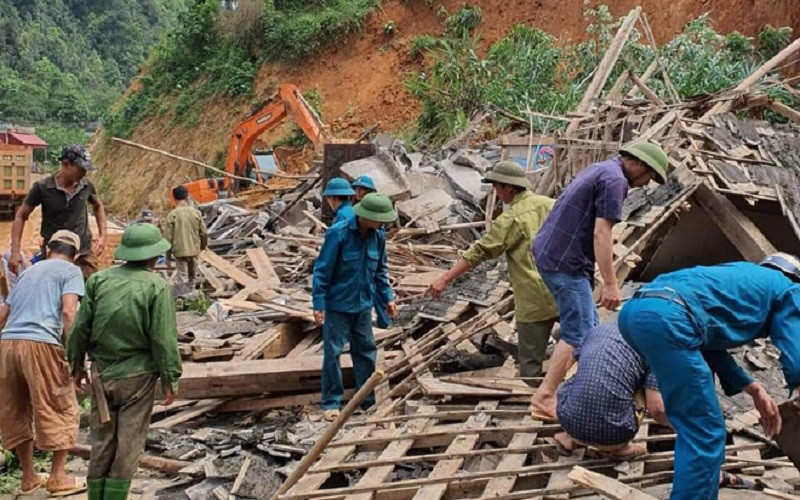 Huy động lực lượng tại chỗ giúp đỡ gia đình bị thiệt hại do sạt lở đất.