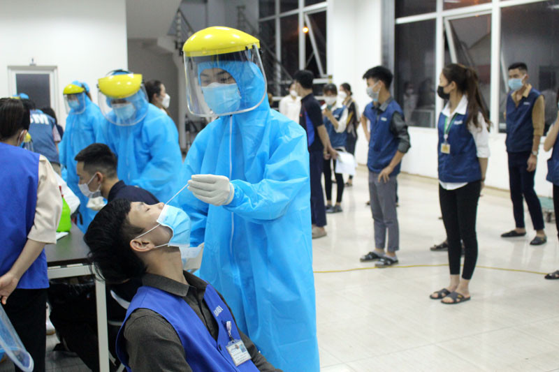 Tỉnh Thái Nguyên xét nghiệm hơn 4.000 công nhân đối với ba công ty mà chị Nguyễn Thị Hồng N. đã làm việc.