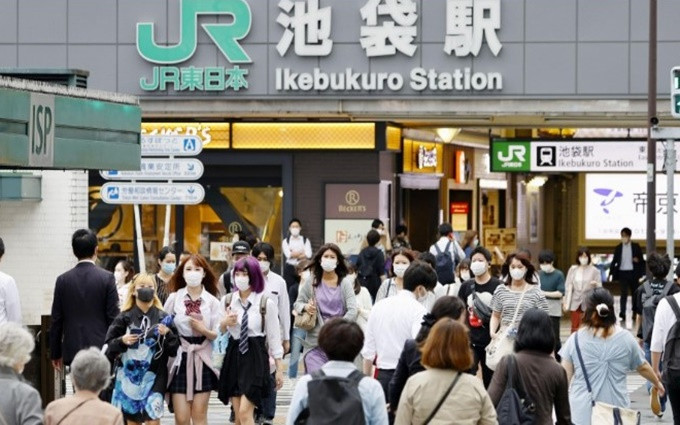 Người dân Nhật Bản đeo khẩu trang khi tới nơi đông người. (Ảnh: Kyodo News)