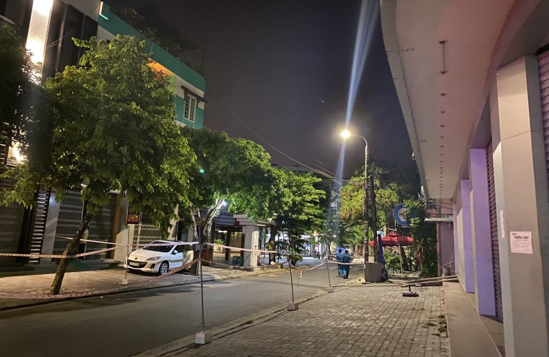 Lực lượng chức năng phong tỏa khu vực phía sau phòng răng Lê Hưng.