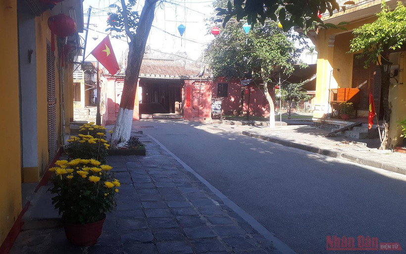 Buổi sáng mùng 1 Tết, theo truyền thống của người Việt, mọi người ở nhà cúng tổ tiên, ăn uống, chúc Tết, sau đó mới đi lễ chùa. 