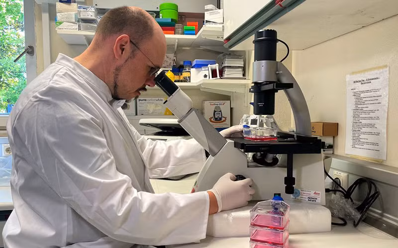 Các nhà khoa học Ðức nghiên cứu về bệnh đậu mùa khỉ. (Ảnh REUTERS)