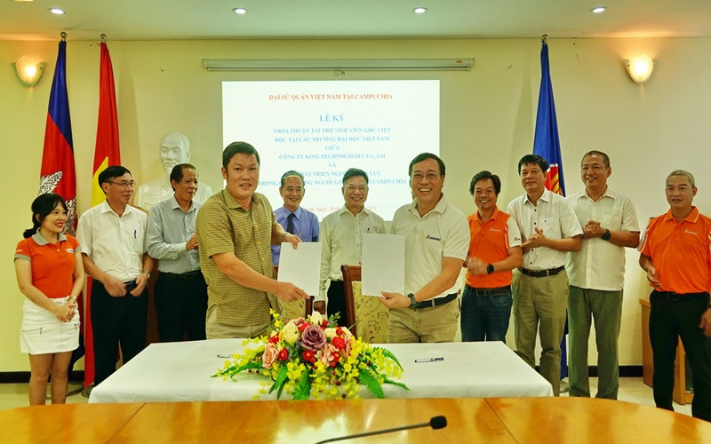 Tham tán Đại sứ quán Nguyễn Hải Trung và Giám đốc Công ty King Technologies Co.,Ltd Đinh Quang Tuấn ký kết thỏa thuận.